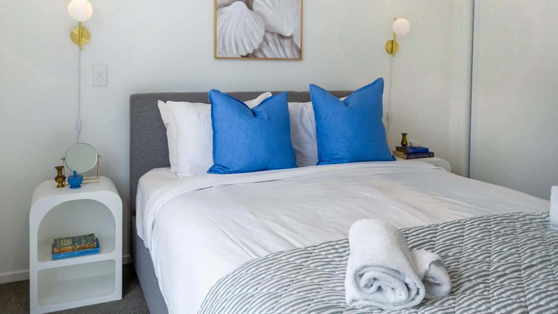 Greek Island Inspired 2 Bed Room 1 Bath Townhouse Christchurch